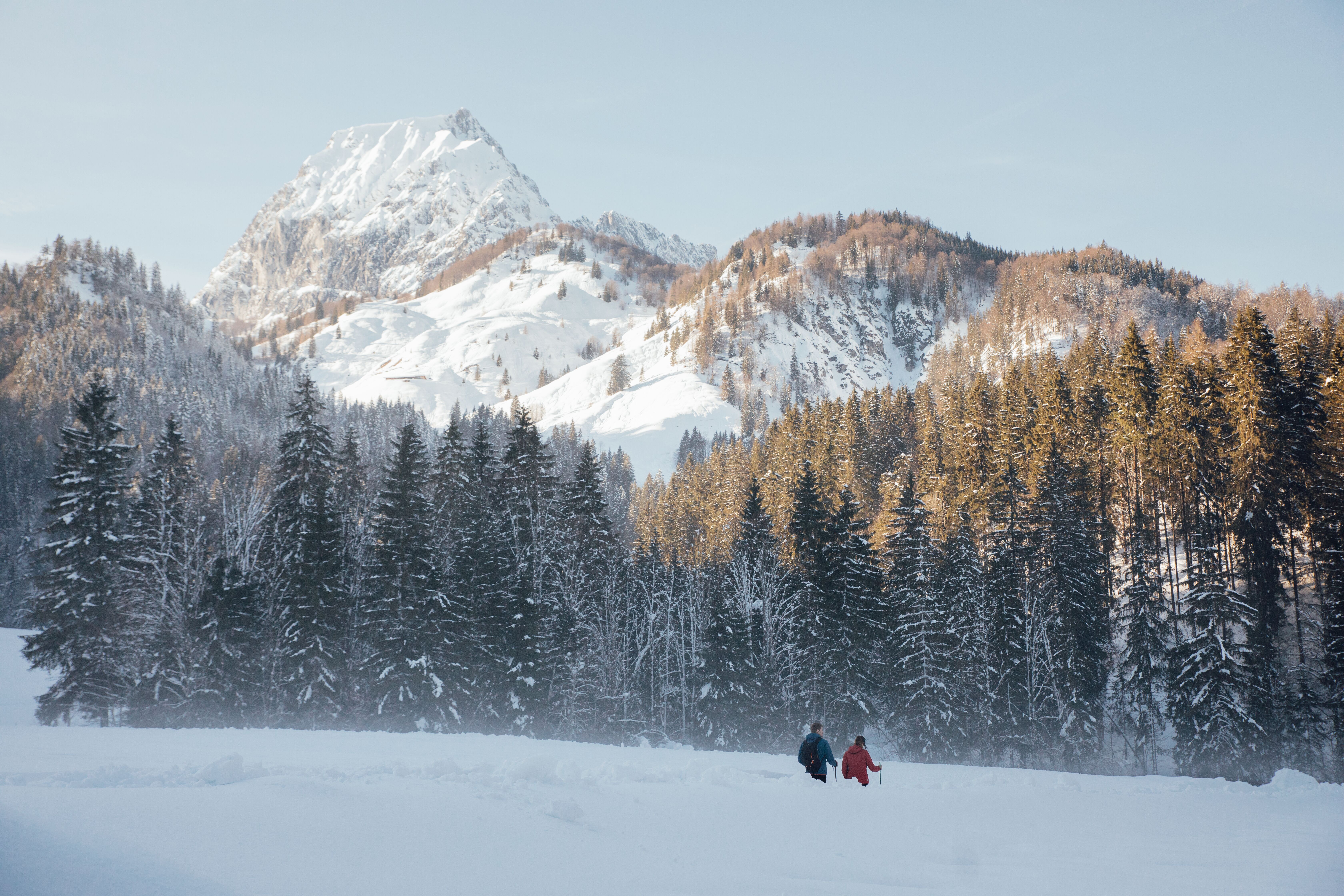 Winterwandern auf dem Sonnseitweg im verschneiten Kaisergebirge