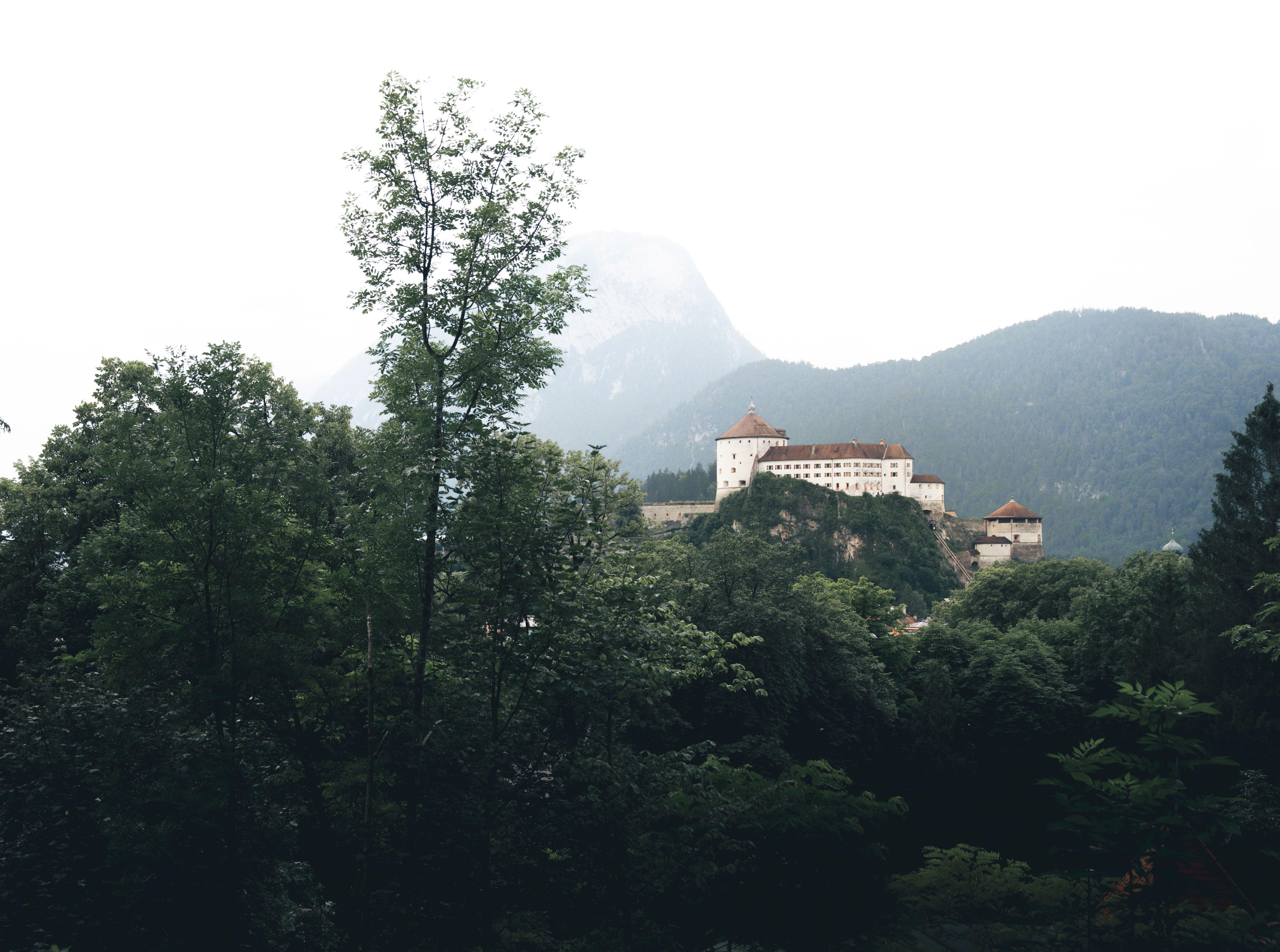 Festung Kufstein, Burg umgeben von Wald
