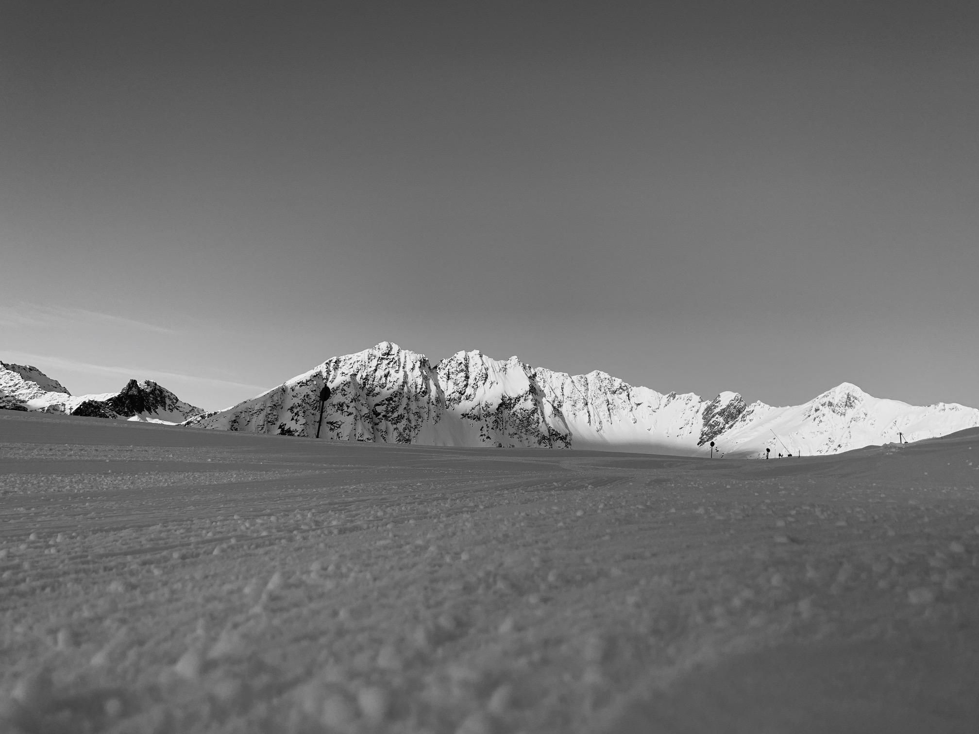 An impressive winter landscape with snow-covered mountains. The sky is clear and the atmosphere is peaceful.