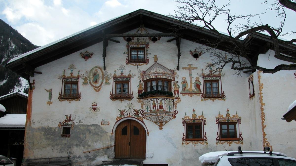 The frescoes painted on three traditional farmhouses in Kauns tell of the turbulent struggle between Emperor Maximilian and Wiesejaggl the poacher. The buildings used to belong to the Burg Berneck castle and today house families., © Kaunertal Tourismus