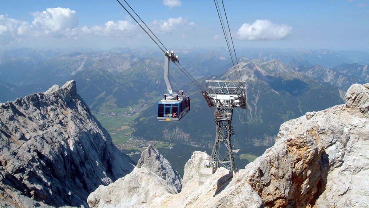 Germany’s highest mountain, Zugspitze, can also be reached from the Austrian side. The scenic gondola ride up to its summit is a fabulous experience in itself, topped only by the stunning views which await visitors at the top., © Tiroler Zugspitz Arena | Foto Somweber