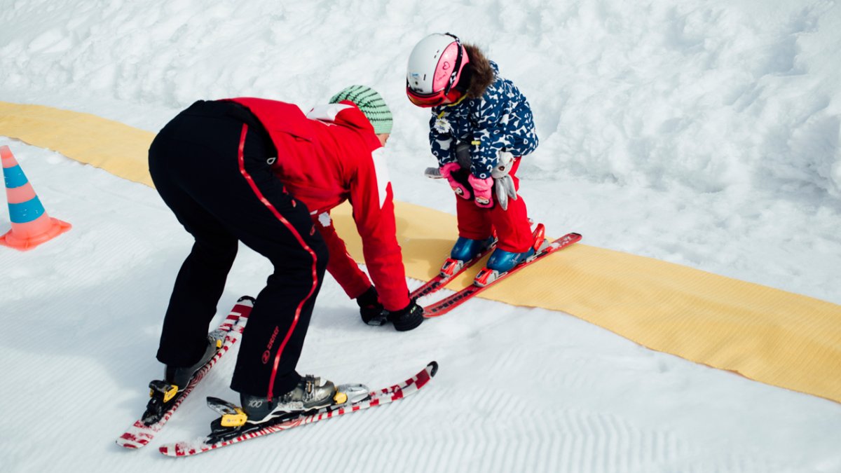 The fully qualified ski instructors show children how to ski in a fun and friendly way., © Tirol Werbung/Fritz Beck