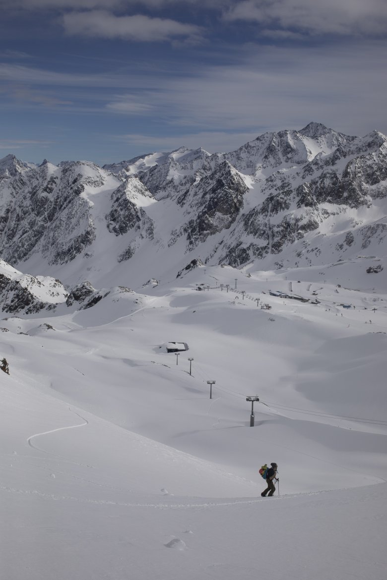 The easiest way to reach the Amberger H&uuml;tte is from the ski resort on the Stubai Glacier. The classic approach is from the &Ouml;tztal Valley.
