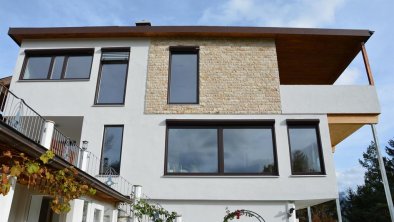 Haus im Sommer seitlich