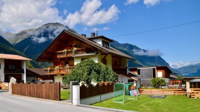 Ferienhaus Tirol im Ötztal - privater Fußballplatz