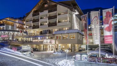 https://images.seekda.net/AT_IQ_007/romantisches-wellness-hotel-alpen-winter-1-1920.jpg