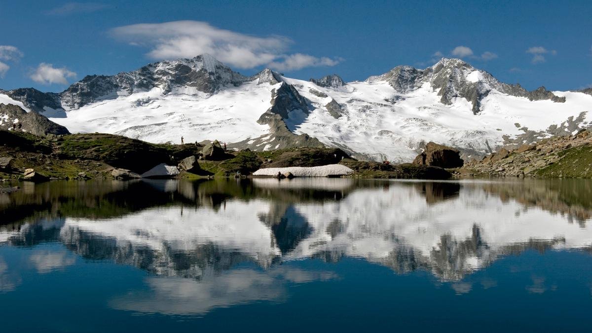 Crystal-clear mountain lakes, narrow canyons, 80 glaciers, mountains up to 3,500m – hiking in the Zillertal Alps Nature Park is a truly unique experience. Visitors can learn all about the park and its history in the Nature Park House in Ginzling., © Naturpark Zillertal