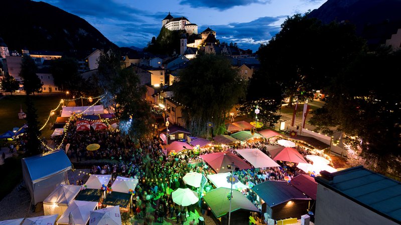 With the towering Kufstein Fortress as a backdrop, oenophiles will taste an array of fine wines at the Kufstein Wine Festival, © Kufsteinerland / Alex Gretter