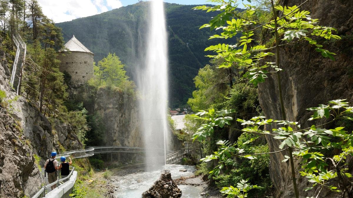 The Wasser-Erlebnis-Steig is an adventure hike for all ages taking in tunnels, bridges and narrow paths as it winds its way through the fascinating Zammer Lochputz gorge. It starts next to the oldest hydropower plant in Tirol and ends at the Lötzer Waterfall., © TirolWest/Günter Standl