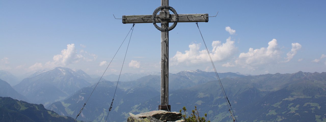 Cross at the top of the Karspitze mountain, © TVB Zillertal Arena