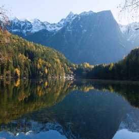 Autumn in Tirol: Piburger See lake in the Ötztal Valley, © Tirol Werbung/Mario Webhofer