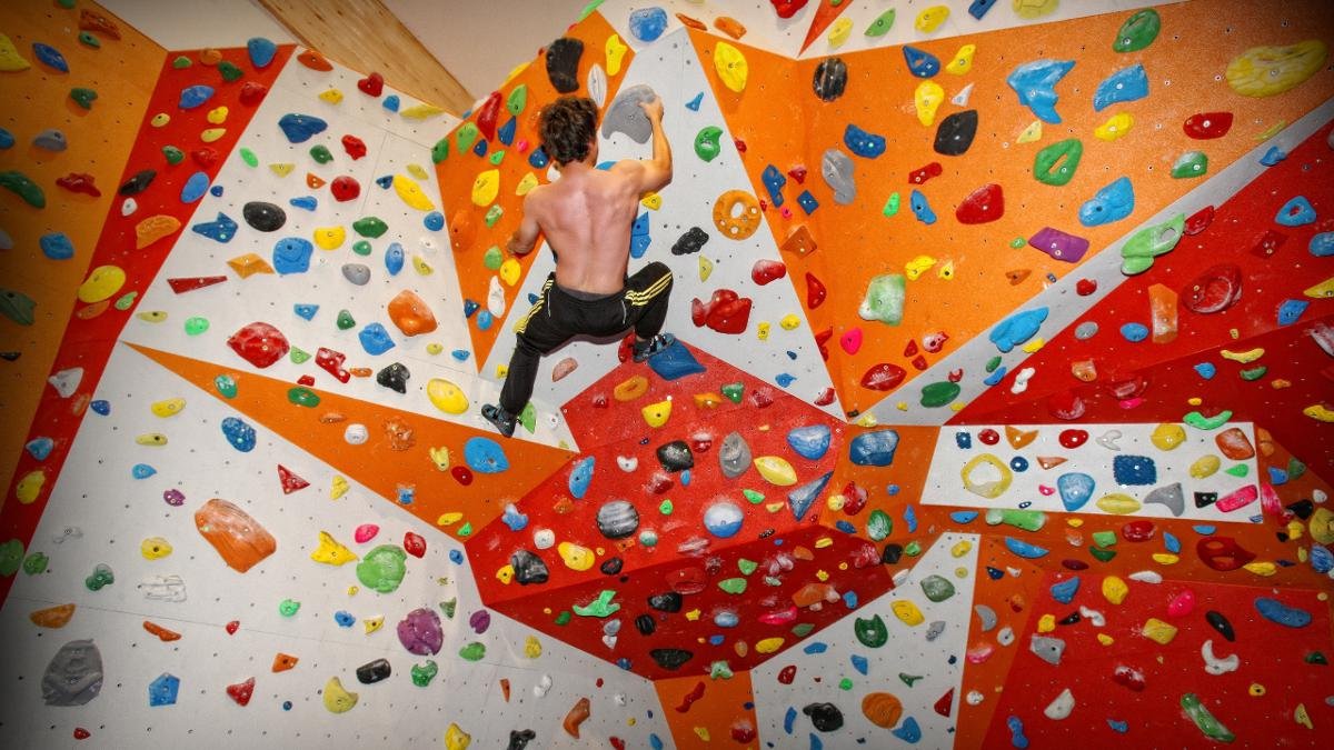 The Kletterzentrum Zillertal climbing centre features indoor and outdoor sections, including a boulder area and longer routes for lead climbing., © Erste Ferienregion im Zillertal