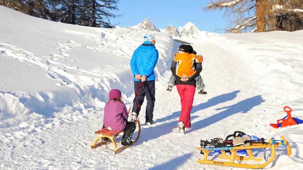 A snowy hill, a toboggan and a couple of encouraging parents or grandparents – that is all children need for a great tobogganing experience!, © Olympiaregion Seefeld