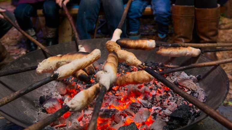 Campfire Twist Bread Baking at the Kufstein Christmas Market, © Kufsteinerland