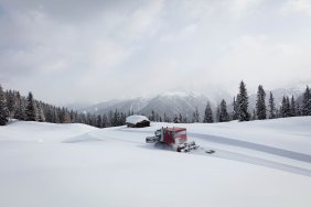Heinz Bodner preparing the winter hiking paths and cross-country skiing trails, © Tirol Werbung/Lisa Hörterer