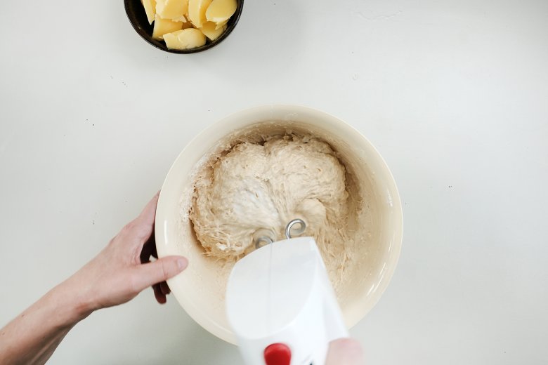 Use an electric handmixer for five minutes on the highest power setting. The dough is ready when small bubbles start to form on the surface.