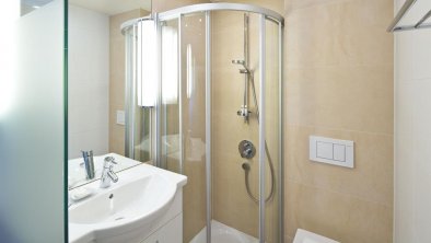 Bad mit Dusche im Doppelzimmer Mansarde, © (c) Hotel Maximilian