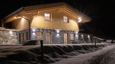 Bergler-Hoamat-Navis-Aussenansicht-Winter-Nacht