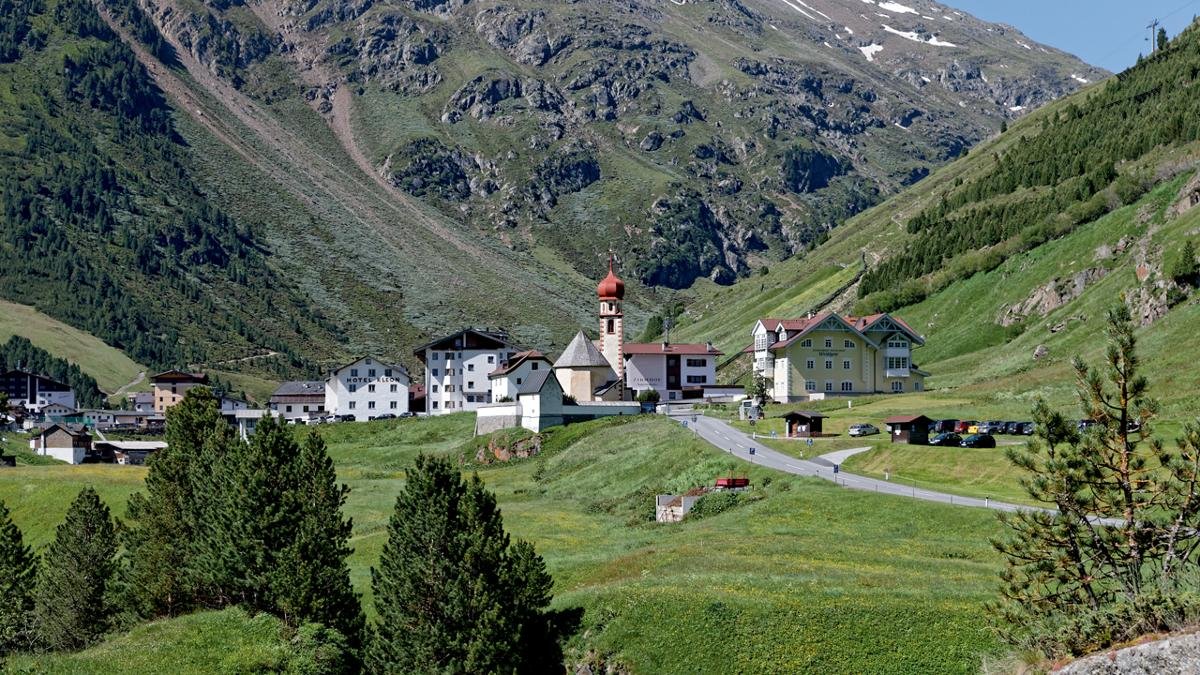 The mountain village of Vent at 1,900m has been welcoming walkers and mountaineers for many centuries and today remains a popular starting point for exploring the region around the Wildspitze., © Ötztal Tourismus