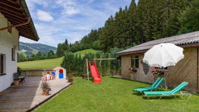 Garten mit Spielplatz