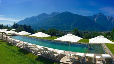 Naturpool mit Dolomitenpanorama