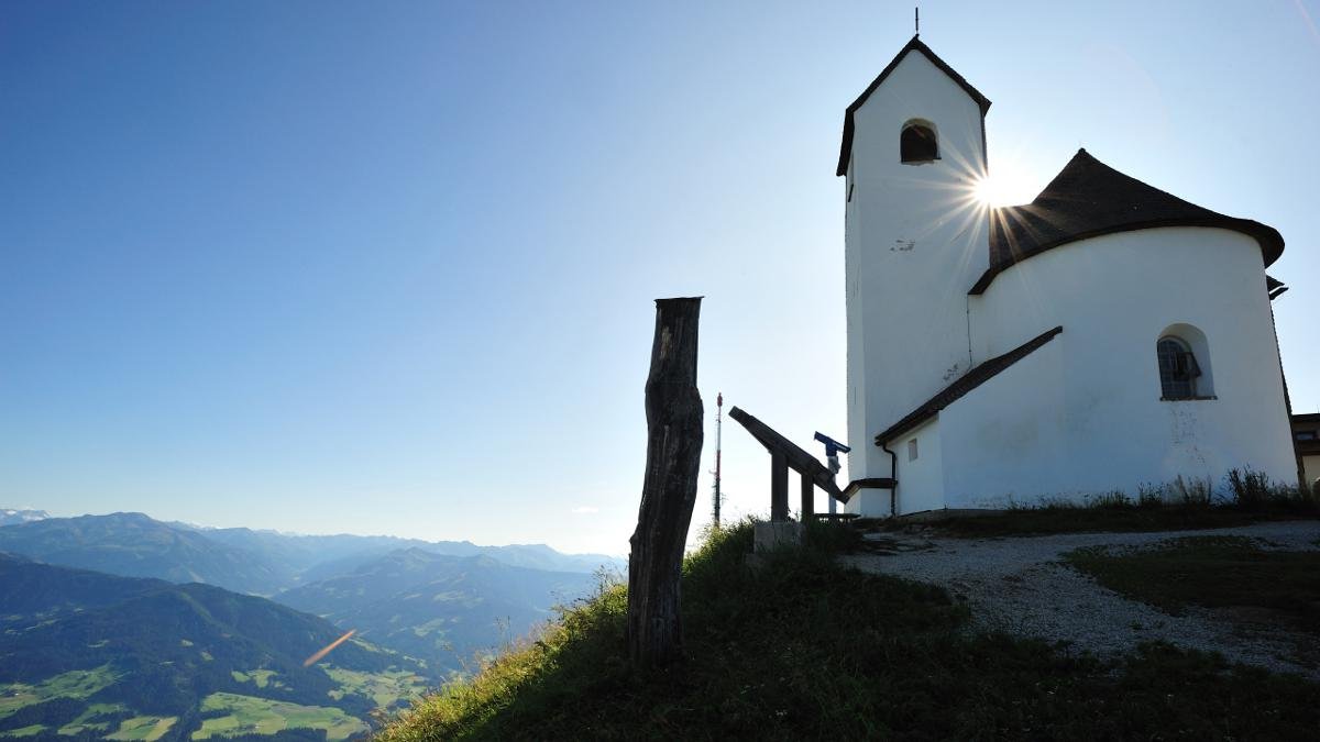 The Hohe Salve (1,829m) can be reached via cable cars operating in summer and winter from Söll and Hopfgarten. Hiking trails take visitors from the top of the cable car to the summit and the historic Salvenakirche church with its magnificent 360° views of the mountain landscape., © Kitzbüheler Alpen/Hannes Dabernig