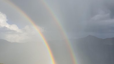 Regenbogen über dem Navistal