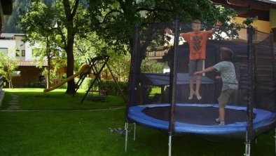 Spielplatz, Trampolin, Sandkiste