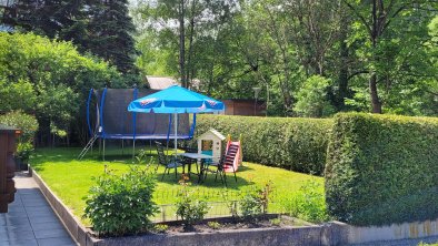 Großer Garten mit großem Trampolin