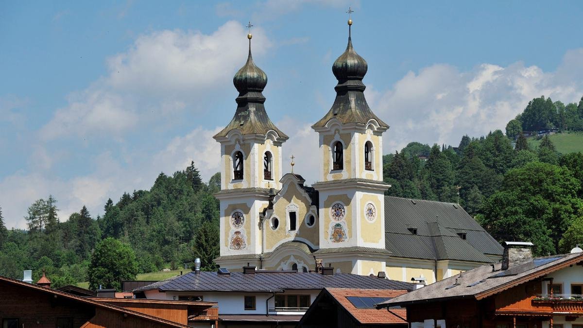 The baroque style parish church in Hopfgarten is large even by Catholic standards. The two 52m high towers are dedicated to the saints Jakobus and Leonhard., © Tirol Werbung/Bernhard Aichner