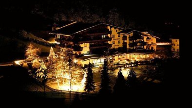 Hotel im Winter bei Nacht