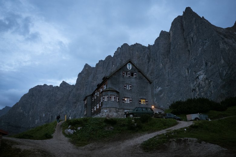 Oesterreich Austria, Tirol Tyrol, Karwendel Gebirge, Falkenhuette; Huette; alpine chalet cottage, mountain hut 07/2016
