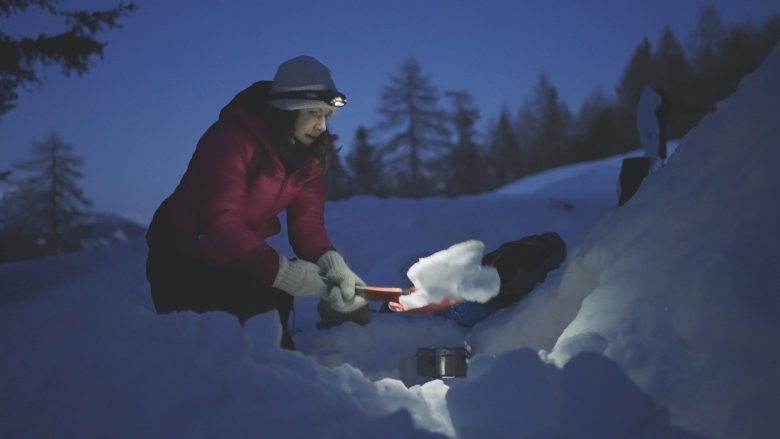 A snow shelter can be the difference between life and death if you get into trouble in the mountains.
