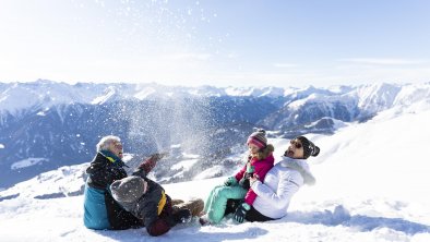 Familie im Schnee in Serfaus-Fiss-ladis_Serfaus-Fi