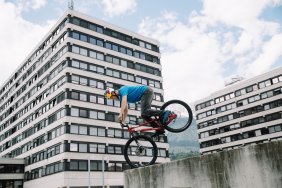 Tom Oehler in front of Innsbruck University, © Tirol Werbung/Bert Heinzlmeier