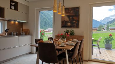 Lodge Mira - Küche mit Blick auf Terrasse
