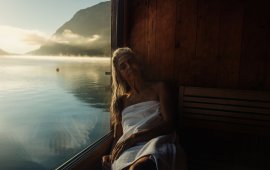 Relaxing on the shores of Lake Achensee, © Tirol Werbung / Ramon Haindl