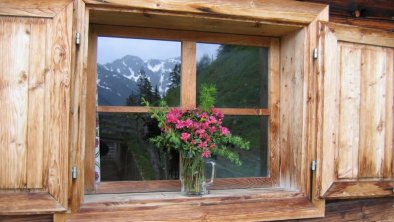 Almfenster mit Almrosenstrauß Frühling FG Simon Sp