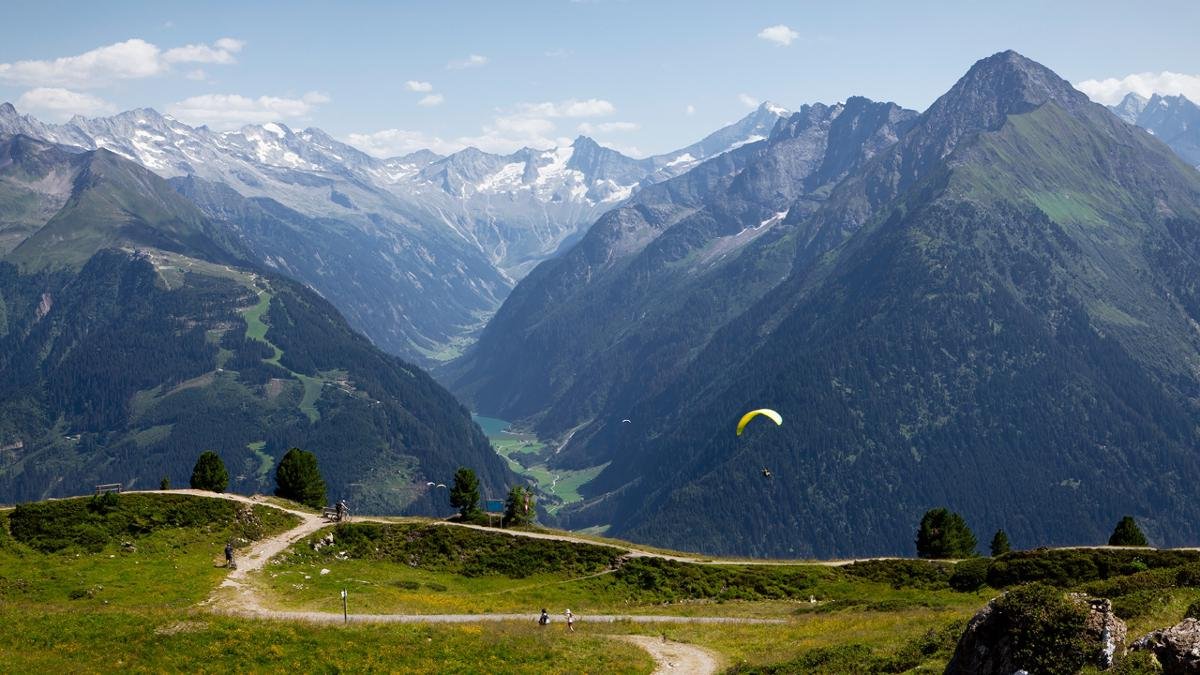 The Penken mountain is famous among paragliders for its excellent thermal conditions. Beginners and less experienced flyers can book a tandem flight with an instructor., © Mayrhofner Bergbahnen