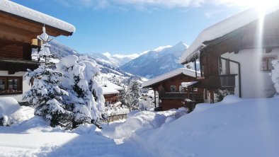 MOAEBEN Alpbach. Verschneiter Dorfblick, © Margit Klingler