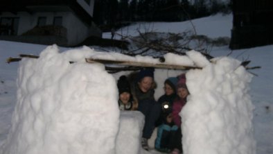 Gäste haben Spass im Schnee
