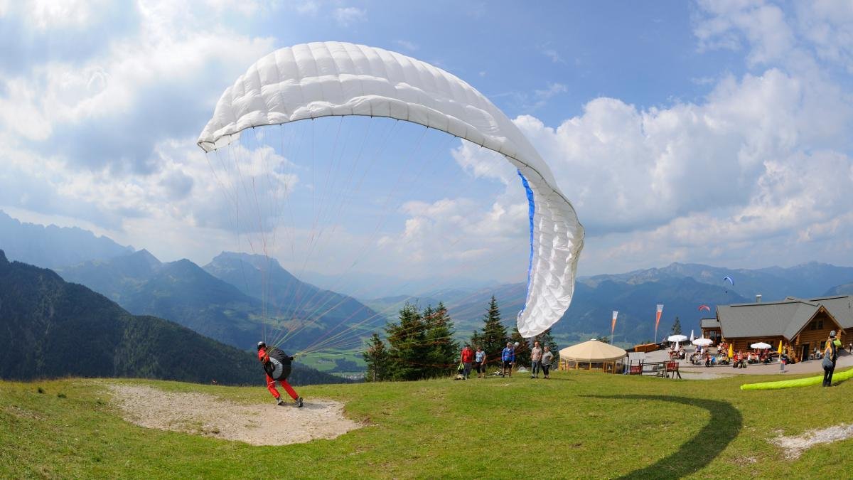 This is the spot where paragliders from around the world meet up to exchange information on wind and weather conditions, perfect their flying technique, party, make friends … and even get married!, © Tirol Werbung/Josef Mallaun