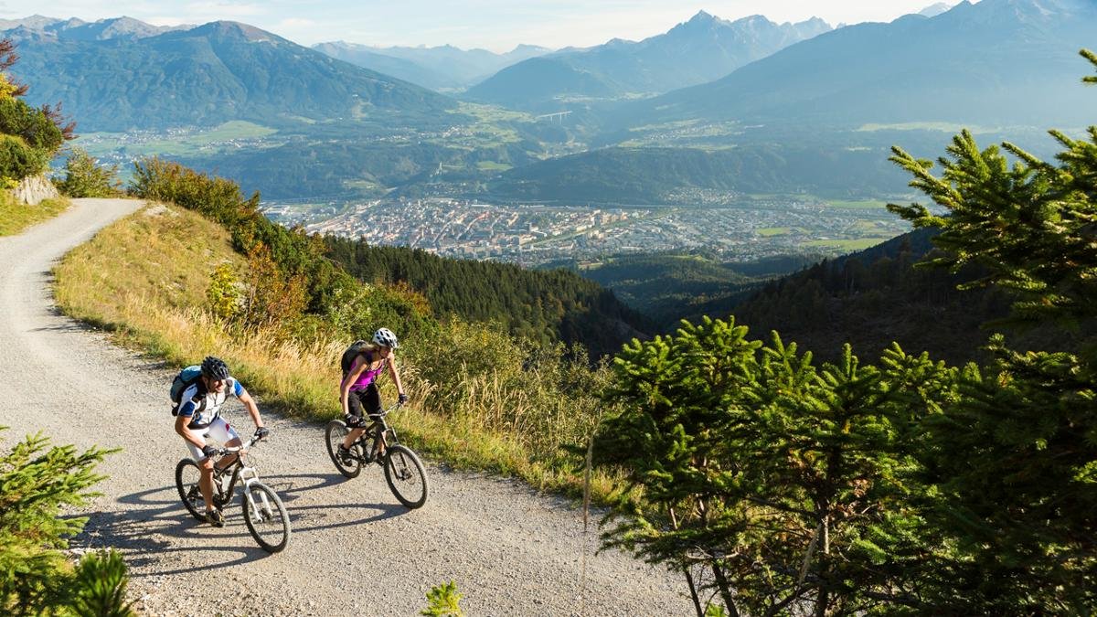 Innsbruck’s residents love spending their free time up in the mountains of the Nordkette. This chain of peaks to the north of the city offers everything from gentle forest walks to adrenaline-pumping downhill mountain bike trails and challenging skiing in the “Karrinne” couloir., © Innsbruck Tourismus