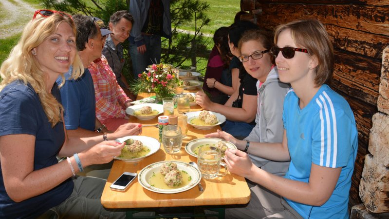 A volunteer “vacation” in the mountains is a feel-good experience with social gatherings, © Hochgebirgs-Naturpark Zillertaler Alpen