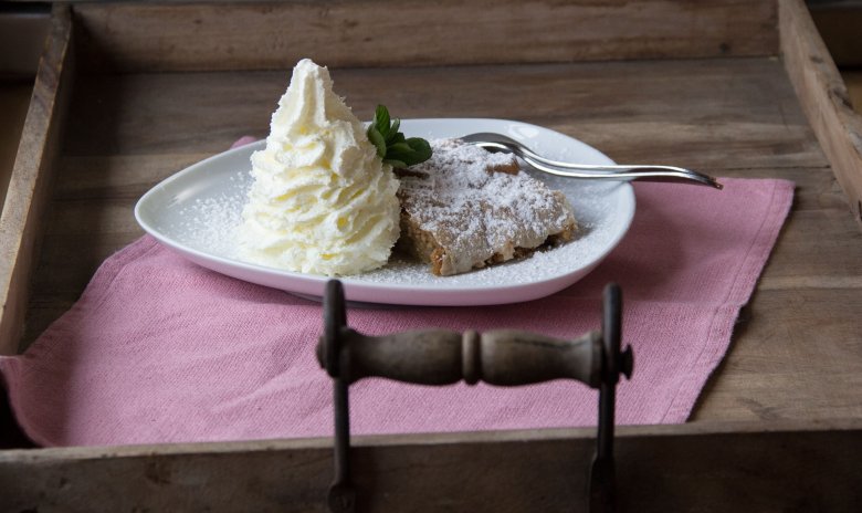 Apple strudel with fresh whipped cream at the Aldranser Alm hut.
, © Tirol Werbung / Janine Hofmann