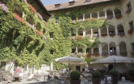 A beautiful spot to take a rest: The inner courtyard with arcades in Schwaz