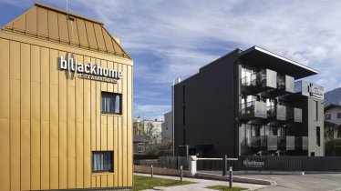B(l)ackhome Apartments sommer