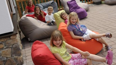 Kinder auf der Terrasse