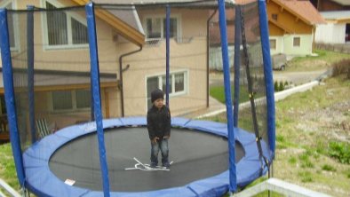 Trampolin - Sommervergnuegen fuer die Kinder