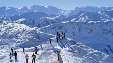 Ausblick auf die verschneite Tiroler Bergwelt